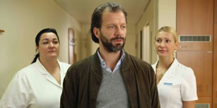 Oberschwester (Gerda Drabek), Kramer (Simon Hatzl) & Vroni (Angelika Nidetzky)